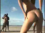 Голые тетки на пляже видео